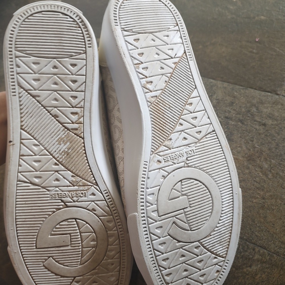 G by GUESS Women Cream Gold Monogram Logo Low Top Sneakers Shoes Los Angeles
